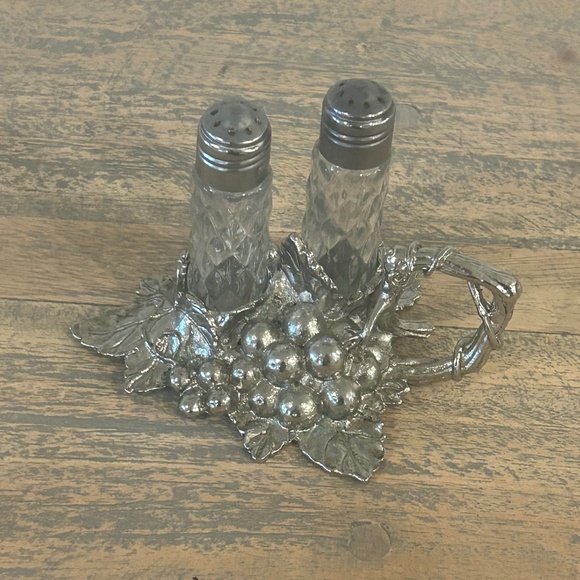 Arthur Court grape salt and pepper shaker - Picture 1 of 5